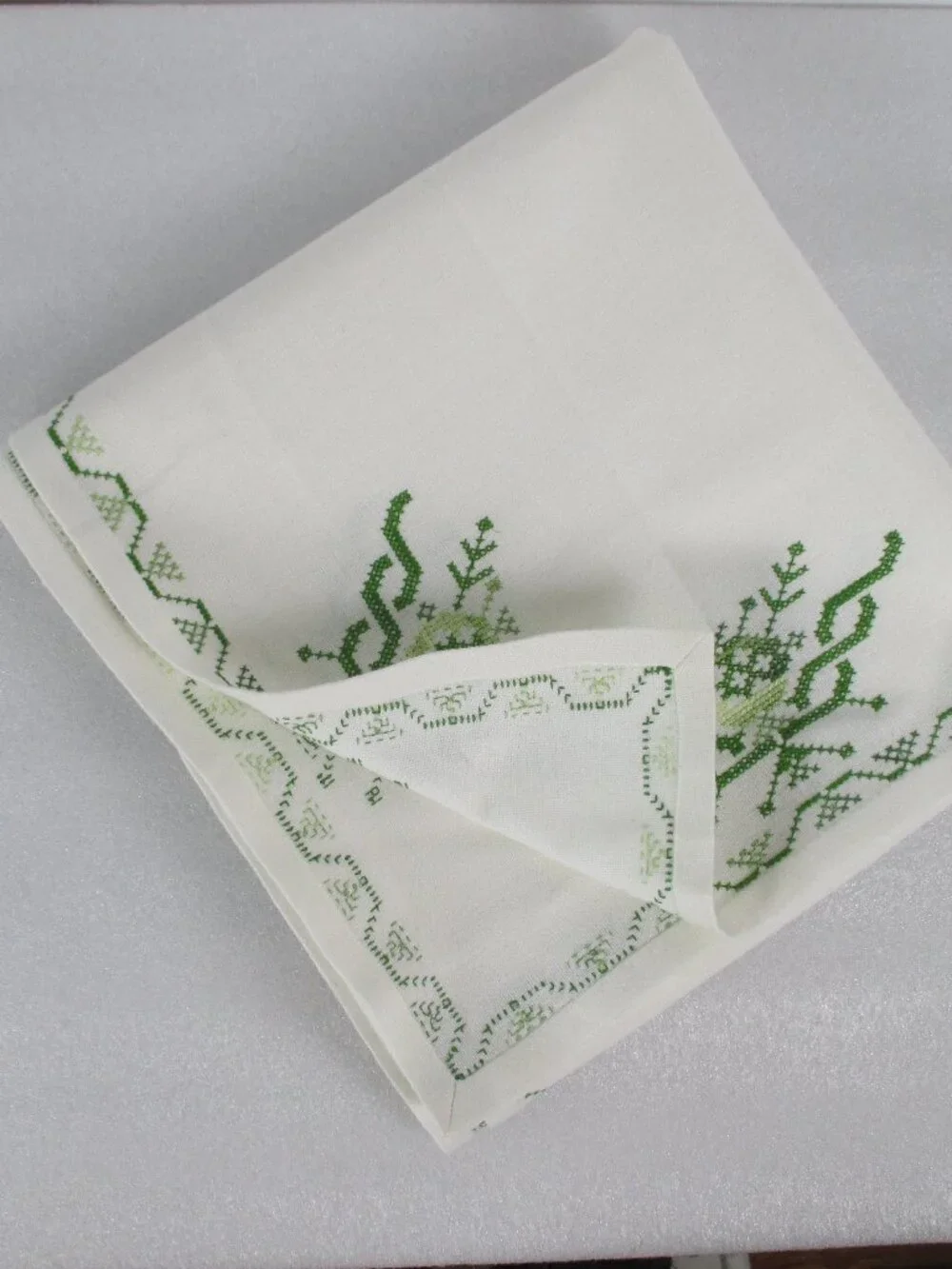 GREEN & WHITE EMBROIDERED TABLECLOTH SET